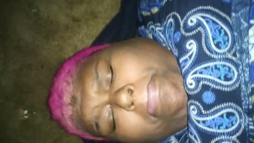 Mature black woman puts pussy forward